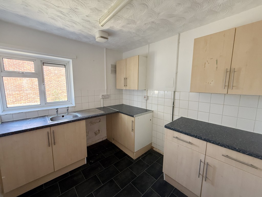Lot: 50 - FLAT IN NEED OF IMPROVEMENT - Kitchen in Flat in Need of Improvement